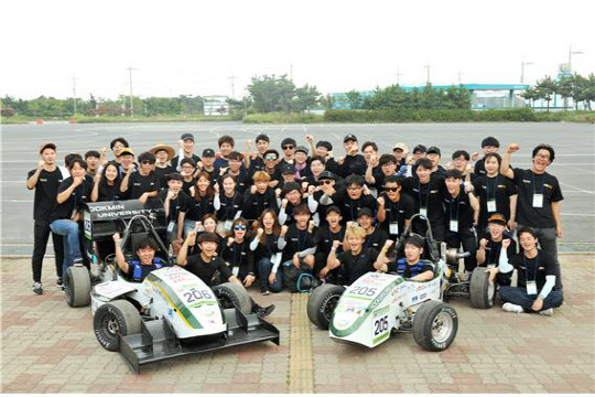 국민대학교 자작자동차 동아리 KORA(KOOKMIN RACING)가 지난 12일 새만금 군산자동차경주장에서 폐막한 '2017 KSAE 대학생 자작자동차대회' 포뮬라 부문에서 1위·2위를 모두 차지했다. 현대ㆍ기아자동차를 비롯한 약 40개 자동차산업 관련 기업의 후원으로 매년 열리는 이 대회는 대학생들이 자동차를 설계 및 제작하면서 기술을 익히게 하고 미래 자동차 산업 전문가를 양성하기 위한 목적으로 2007년부터 매년 개최되고 있다. 이번 대회에는 전국 102개 대학 186개 팀이 참가해 설계능력 및 차량제작 능력을 겨뤘다. KORA 학생들이 자작차를 앞에 두고 기념촬영을 하고 있다. 국민대 제공